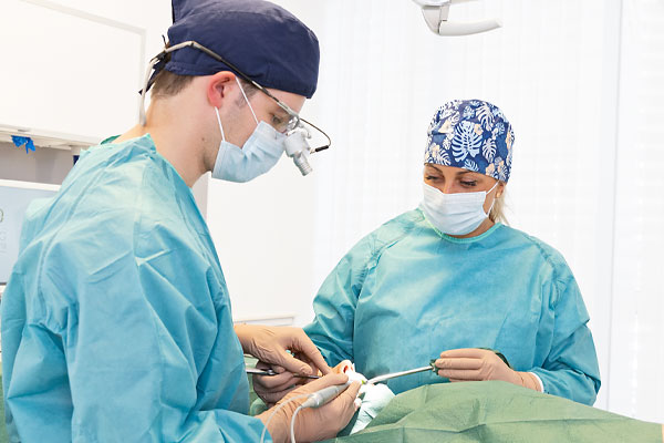 Dieses Bild zeigt unsere Ärzte bei einer Operation im Bereich der Implantologie